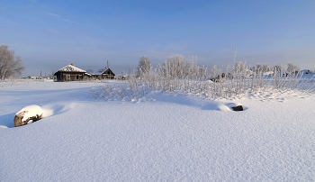 Зимнее безмолвие... / Зимнее безмолвие...
Зимнее безмолвие. Марина Алтайская. Встретили в Сибири Эти чудеса, В первозданной мире Снега гладь чиста. От берёзы в белом Взгляд не отвести. Васильковым небом, Песнь моя, лети! Белое на синем – Гжель наоборот. Небо, снег и иней Неземных красот! Вместо празнословия Тишина звенит. Зимнее безмолвие Волшебством манит!