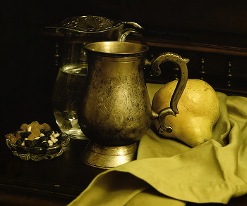 Со старинным кубком_вар 2025 / Репост, серия Exposition. Некоторые детали смоделированы в Photoshop. Версия 2024 - 4 рек., рейт.фото 6,94 Реквизит предоставлен для фото на выставку.

Still life with an old cup