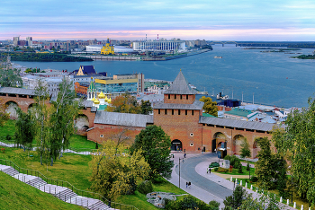 Кремлёвские стены / Волга. Нижний новгород. Вид с кремля на Стрелку.