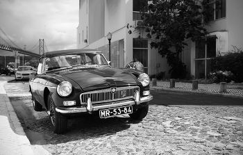 Ровесник.... / Португалия, Лиссабон, у моста им. 25 апреля. 
Автомобиль MGB Rodster 741 1962
(Думаю именно этот экземпляр чуть младше.... модель выпускалась лет 15... Но последние авто были с другими элементами кузова... Это из первых 5-6 лет выпуска..)