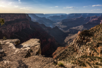 Пропасть / The Abyss Point, Grand Canyon National Park
Одна из причин, делающих локацию &quot;Пропасть&quot; столь впечатляющей, и причина её названия, заключается в том, что здесь находится самый большой перепад высот на южной кромке каньона, более 900 метров.