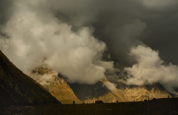 Тучи в горах Кавказа / Верховья Чегема