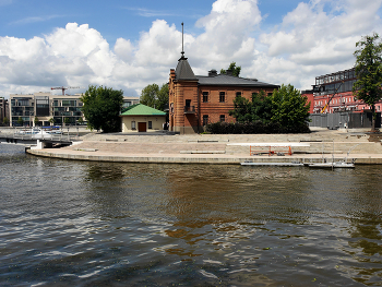 Московский речной яхт-клуб / Московский речной яхт-клуб — это историческое здание, расположенное на набережной Москвы-реки, откуда открывается прекрасный вид на памятник Петру I и храм Христа Спасителя. Июнь 2024.