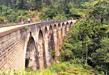 Девятиарочный мост в Шри-Ланка / Девятиарочный мост — один из инженерных шедевров британской колониальной эпохи на Шри-Ланке.