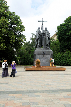 Свв. Кирилл и Мефодий / Памятник святым Кириллу и Мефодию в Ильинском сквере в Москве. Июнь 2024.