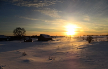 Тишина закатного часа... / Томская область. Зимний закат на окраине села.