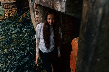 У входа в усадьбу / модель Ангелина Табакова