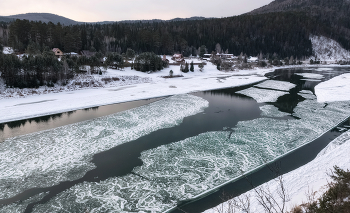 Замерзает река / Интересно, что цвет льда и воды такого зеленоватого оттенка.