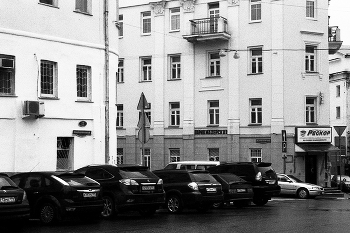 Дом-утюг / Дом-утюг в Подколокольном переулке в Москве. Сентябрь 2011. PENTAX P5; Compact auto zoom S multicoated f=28-70mm 1:3.5-4.5; MARUMI Y2; FOMAPAN profi line action 400; Фотопроект.