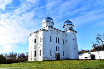 Георгиевский собор / Юрьев монастырь в Великом Новгороде.
Георгиевский собор считается одним из самых замечательных творений древнерусской архитектуры. Огромный собор словно высечен из одного цельного белоснежного камня, увенчан 3 серебристыми куполами.