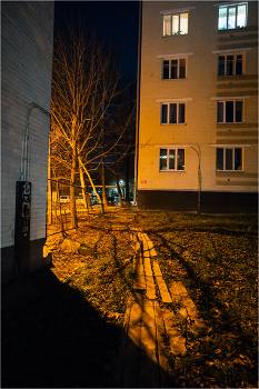 в центре города большого / есть такой вот тротуар