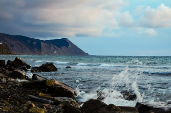 И все таки море - останется морем / Пожалуй, нет на свете ничего прекраснее и грандиознее моря... Море - это стихия, любоваться которой можно бесконечно долго… Смотреть, как чарующе переливается испещренное солнечными бликами зеленовато-бирюзовое морское полотно, становящееся возле кромки берега небесно-голубым… Обозревать гипнотическую бесконечность морской глади, которой чужды всяческие границы, ограничения и условности… Наблюдать за тем, как вдали море постепенно сливается с горизонтом и плавно перетекает в бескрайне-синее небо, а между этими двумя великими стихиями зажат наш маленький зеленый мир...

Море удивительно и завораживающе в любую погоду… И в ненастье, когда оно показывает свою истинную, несокрушимую силу, хмурясь гигантскими волнами, рыча свирепым ветром, яростно бросаясь в атаку на сжавшуюся в страхе землю и с шумным плеском разбиваясь о прибрежные валуны… И в погожий, ясный, день, когда солнце освещает своими яркими лучами его по-королевски спокойное лазурное великолепие, растянувшееся на множество тысяч километров вокруг…

У моря одинаково хорошо проводить время наедине с собой, мечтая и размышляя о чем-то своем, или же беззаботно кутить в большой и шумной компании. Здесь так сладко грустить, созерцая, как солнце садится за линию горизонта, заливая небо прощальным оранжево-красным светом. И так приятно веселиться, с разбега прыгая в водную гладь, словно ребенок, создавая мириады брызг вокруг себя. Море - это прекрасный фон, неоскверненный мазками неумелого художника мольберт, на котором можно рисовать все, что угодно. Оно поистине универсально и подходит для любого настроения и состояния...