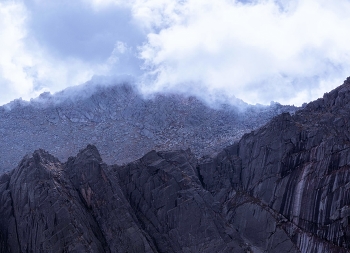 &quot;Старая крепость&quot; / Скалы в цирке горы &quot;Старая крепость&quot;. Кузнецкий Алатау, горная Хакасия, сентябрь 2023 года.