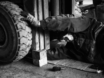 Проверка тормозных колодок на погрузчике. / ***