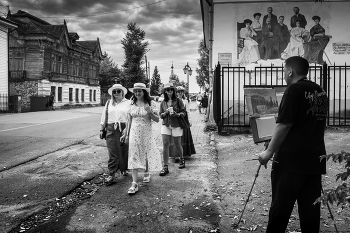 Экскурсия. / Группа девушек гуляющих по городу Боровск.