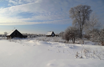 Зимнее забвение... / Зимой в деревне тишина. Филиппова Светлана Альбертовна. Зимой в деревне тишина- Там нет ни шороха ни звука. Лишь светит бледная луна, Да в подворотнях воет вьюга. Покрыты инеем дома, Морозец злится и крепчает, Склонились ивы у пруда Под тяжестью снегов печальных. Стоят деревья в серебре На солнце радужно сверкая. И лишь собаки во дворе На проходящих громко лают. Прекрасна зимняя деревня, Там спешки нет и суеты. Природа замерла и дремлет, Спит в ожидании весны.