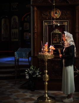 Монастырь. Повседневная жизнь. / У иконы Б.М. &quot;Целительница.&quot;