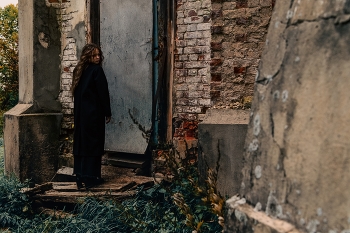 У входа в замок / модель Ангелина Табакова