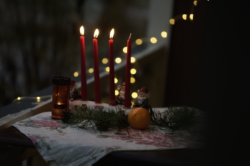 Там, где начинается тёплая сказка / На столе дрожат тонкие огоньки, и кажется, что время замедляется — словно Рождество собирает в кругу света самые тихие, самые тёплые истории зимы.