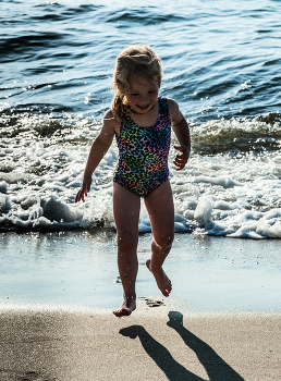 летящая походка / радостно парит