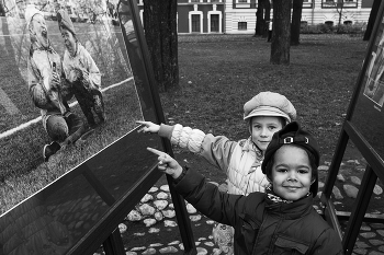 &nbsp; / Считалка.
Ученик учил уроки,
У него избиты щёки,
У него опухший нос,
А в глазах немой вопрос,
Как случилась эта драма?
Под передник прячет мама
Скалку, ёршик и поднос,
Длинный велика насос,
Поварёшку, две бутылки,
Для копчения опилки,
Тесто, зонт от непогоды,
Поглядим, кто станет вОдой ? 
© zanzib