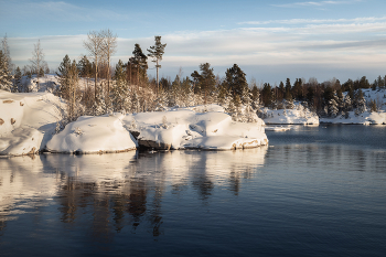 &quot;Зимние отражения&quot; / Зимняя Ладога для меня – это неиссякаемый источник вдохновения. Сочетание открытой воды, льда и заснеженных островов дает огромный выбор сюжетов для съемки