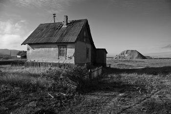 &nbsp; / Домик у моря с кучкой гравия