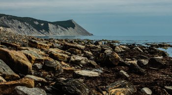 По берегу / ***