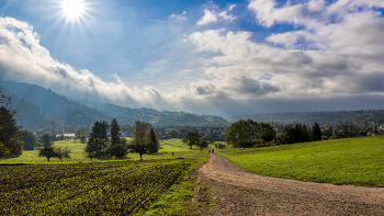 &nbsp; / eine Nebelwand wälzt sich auf den Ort