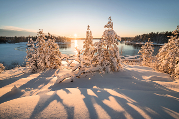 "Снежная сказка Карелии" / Зимой, даже после сильного снегопада, количество снега на островах Ладоги везде разное. Где-то снег сдувает, где-то он тает от тепла, которое отдает озеро. Самые снежные участки иногда можно найти на берегах закрытых бухт.

В этом зимнем сезоне я снова провожу туры по Ладоге. И на зиму 2027 тоже уже запланировал =)) Кому интересно, все подробности у меня на сайте https://www.arskashkarov.com/ladoga-winter