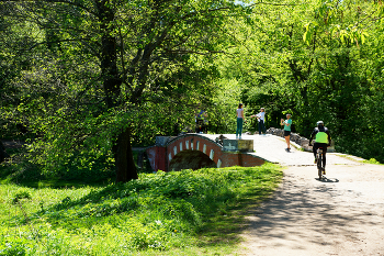 Горбатый мост / Горбатый мост в Кузьминском парке в Москве. Май 2024.