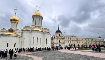 Народная тропа в собор / Очередь в Троицкий собор Троице Сергиевой лавры
