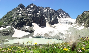 Озеро в горах ... / Архыз | Аманауз - озеро , ледник , гора