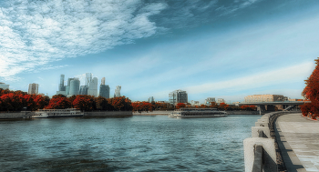 На Москве-реке. / Вид на Сити с Лужнецкой набережной.