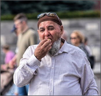 ..... Вкусное мороженое ..... / уличный портрет мужчины