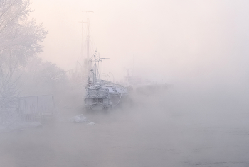 Холодный закат / Корабли на стоянке в мороз на Енисее