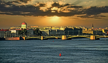 Небесный свет. / Сквозь тучи, солнца луч пробился!
Свет хлынул потоком на город....