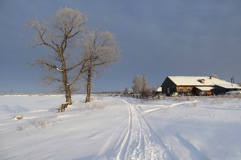 Сельская идиллия зимой... / Зима в деревне — как покой, Как мудрость старых лет. Снег укрывает суету, Даря душе рассвет.
Здесь каждый след — как мысль в тиши, Как эхо давних дней. И небо низко, как мечта, Над снежной полосой.
