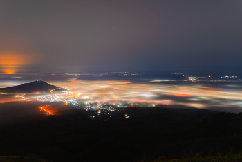 Ночной город под туманом / Город Пятигорск под туманом с вершины горы Бештау (1400м). Слева - гора Машук (993м).