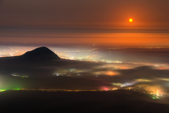 Восход красной луны над туманом / Ноябрьское суперлуние с вершины горы Бештау (1400м) Кавказские Минеральный Воды