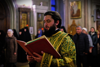 Монастырь. Праздничная служба. / Дьякон. Чтение Апостольского послания.