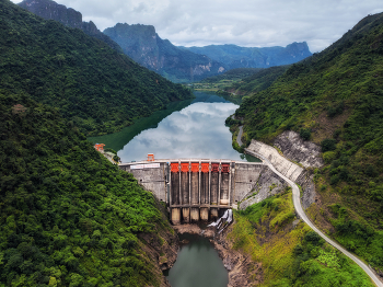 В горах на севере Вьетнама / Гидроэлектростанция Хью Кван. Провинция Лай Чау. Река Нам Му (Nam Mu river). Вьетнам. 05 ноября 2025