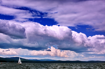 Белеет парус... / Озеро Тургояк Южного Урала