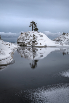 "Зимний Кит" / Знаменитый остров Кит на Ладожском озере в зимнем обличии. 
Карелия, Ладожские шхеры. Сезон 2025.

В этом зимнем сезоне я снова провожу туры по Ладоге. И на зиму 2027 тоже уже запланировал =)) Кому интересно, все подробности у меня на сайте https://www.arskashkarov.com/ladoga-winter