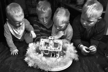 У вкусного домика :) / Деткам не терпится полакомиться ароматными пряниками... Желанный вечер настал!