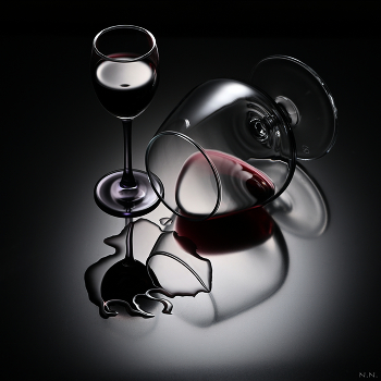 Два бокала, один упал... / Стекло в натюрморте. Сюжет из двух бокалов с жидкостью, в данном случае с красным вином. Интересно видеть, что цвет жидкости в отраженном свете исчезает. В световой схеме использован один источник света через фростовую раму, в моем случае - вспышка со стандартным рефлектором и сотовой решеткой 20 градусов .