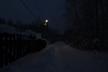 "Одинокий, озябший и всеми забытый ..." / "Одинокий, озябший и всеми забытый ...
 Ни прохожих здесь нет, ни машин - хоть кричи ..."