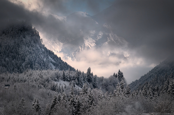 Mulkhra River Valley In Winter / Вид на долину реки Мулхра из Местии
