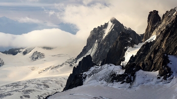 Ronde 3,792 m &amp; Grand Capucin 3,838 m / Вид с обзорной площадки Эгюий-дю-Миди (фр. Aiguille du Midi — «полуденный пик»)