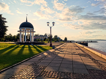 Набережная Онеги. Лето / Набережная Онежского озера в Петрозаводске на закате в конце лета